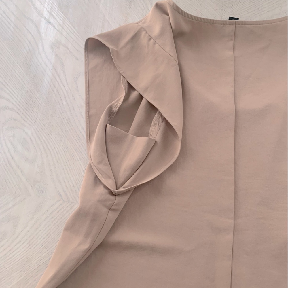 Express top perfect for the office or casual wear. Lightweight Sz XS. - Picture 5 of 6